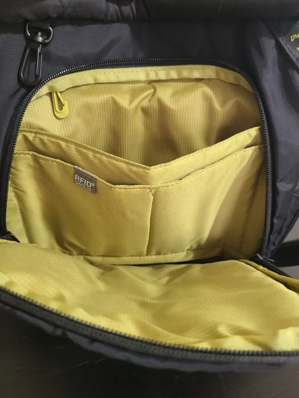 PacSafe Metro 300 GII Anti Theft RFID Shoulder Travel Bag Unisex Nylon
